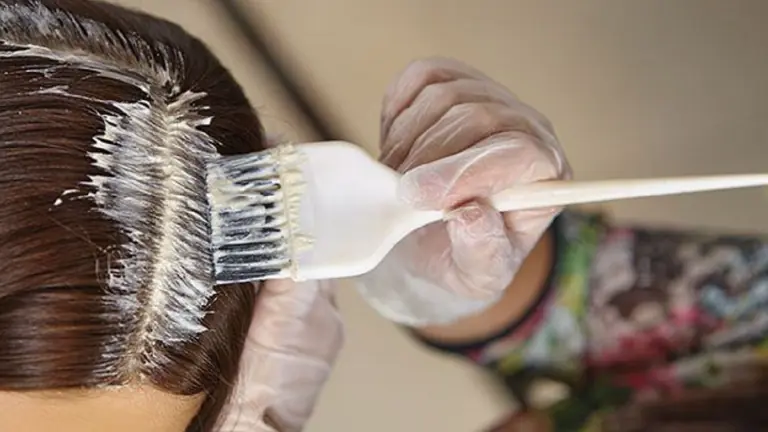 Retoque de raiz em casa: dicas, cuidados e passo a passo para fazer o seu