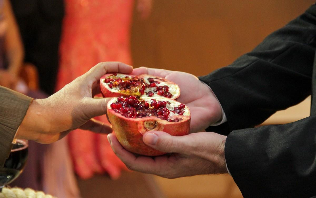 Imagem mostra a fruta romã - rituais para o dia 6 de janeiro