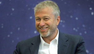 Foto do empresário Roman Abramovich em matéria sobre pessoas pobres que ficaram ricas