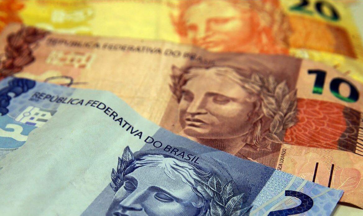 Foto mostra notas de 2, 10 e 20 reais, respectivamente.