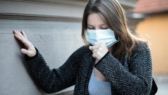 Sintomas de covid-19 podem durar pelo menos 6 meses, conclui estudo