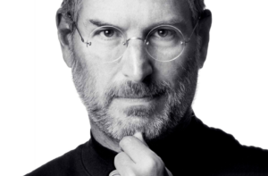 Foto do empresário Steve Jobs em matéria sobre pessoas pobres que ficaram ricas