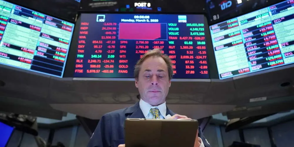 trader olhando cotação das maiores empresas