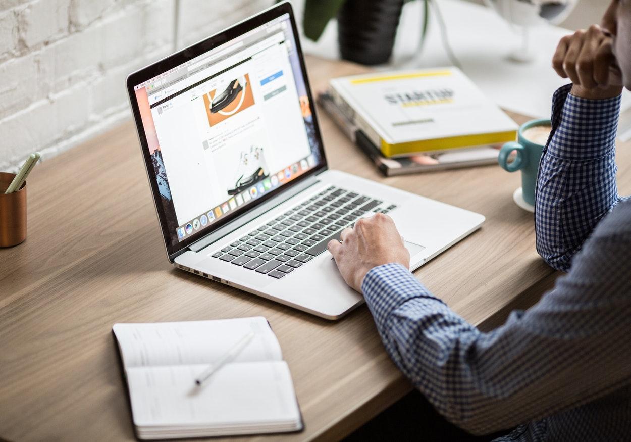 Quer trabalhar pela internet? Saiba como ganhar dinheiro em casa