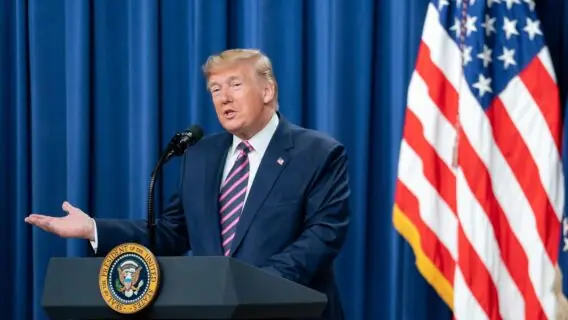 Twitter tira conta de Trump do ar permanentemente