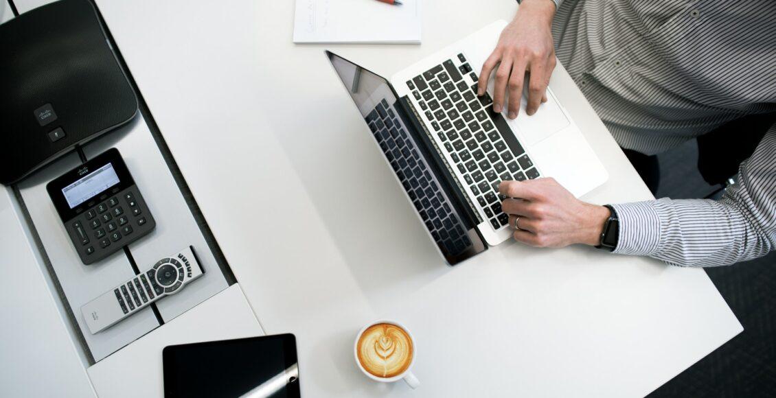 Pessoa trabalhando com notebook