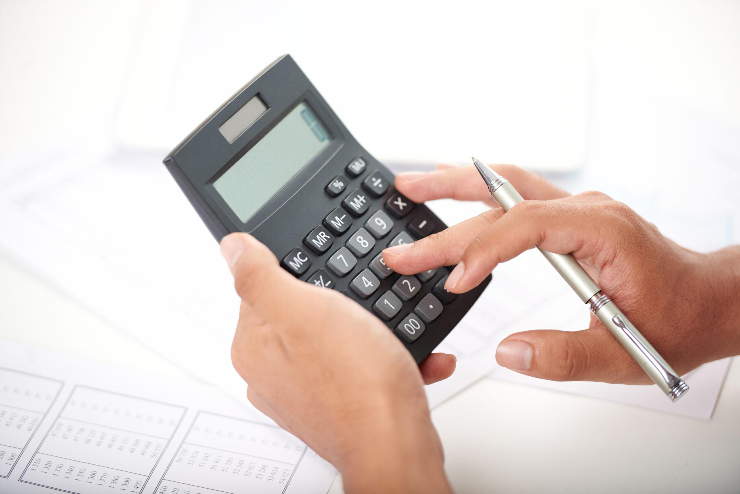 Pessoa usando calculadora