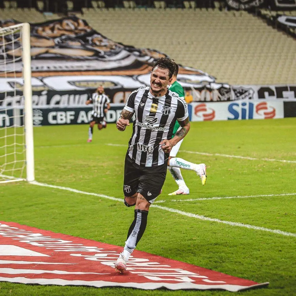 Imagem mostra atacante do Ceará, Vina.