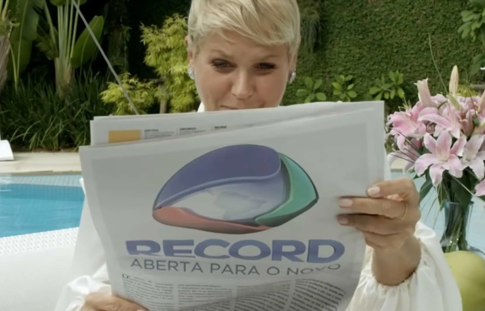Apresentadora durante comercial da Record