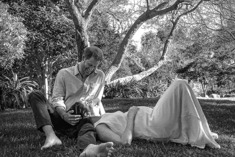 Imagem mostra príncipe Harry e Meghan Markle em foto de anuncio do novo filho