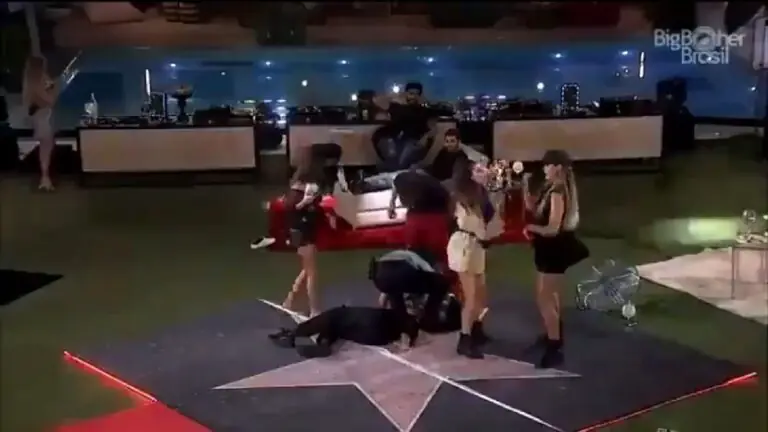 BBB21: festa tem desmaio de Pocah, beijo de Fiuk e discussão com Karol