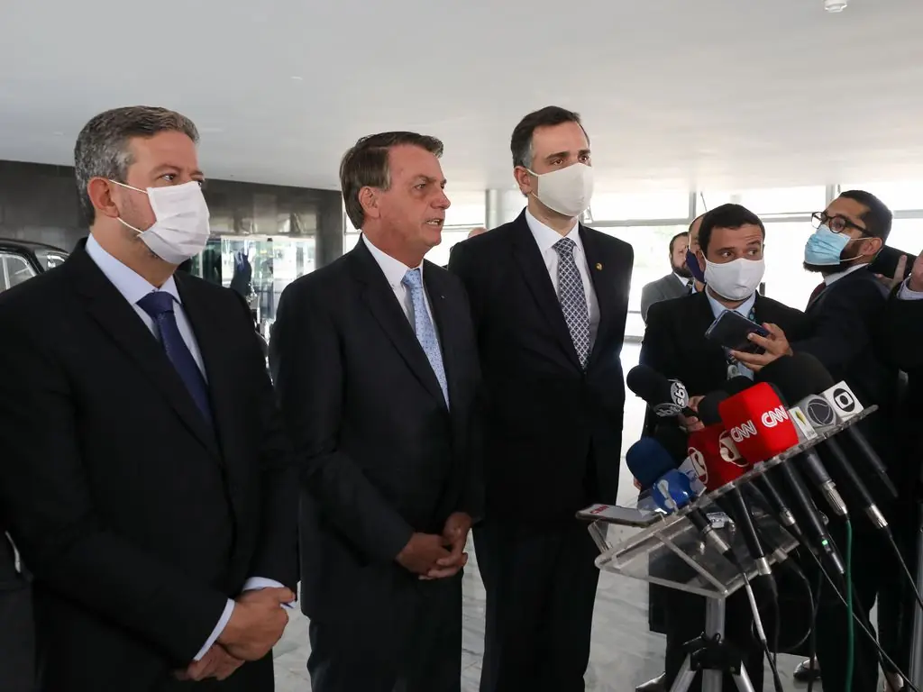 Imagem mostra o presidente Jair Bolsonaro acompanhado de Rodrigo Pacheco e Arthur Lira