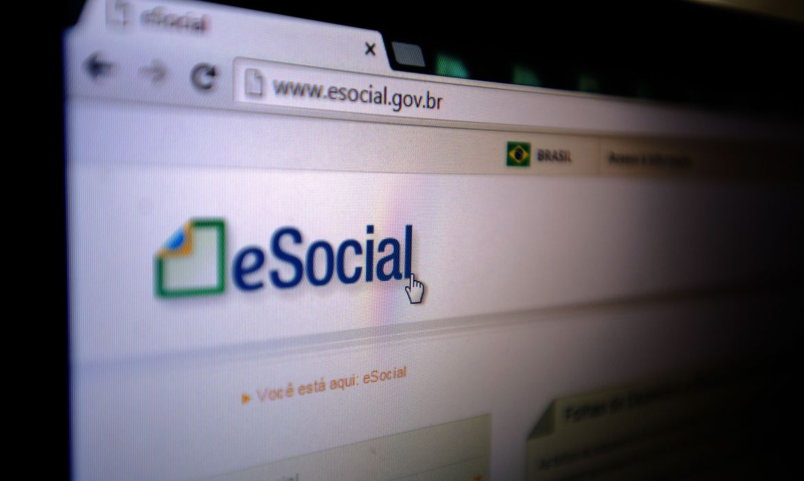 Foto mostra página do eSocial da internet.