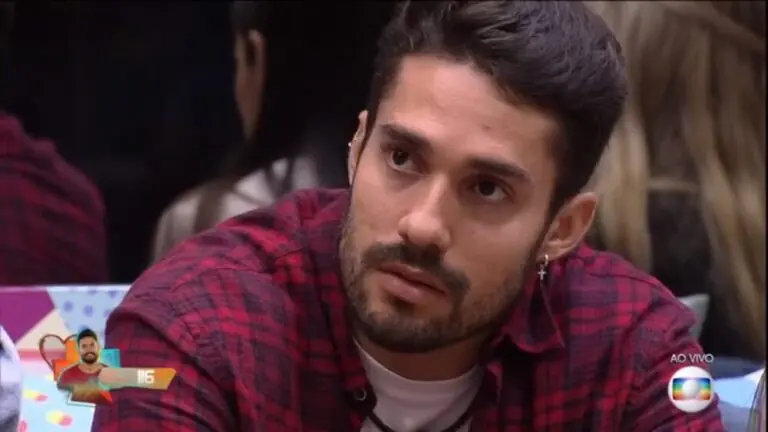 BBB 21: veja o antes e depois da harmonização facial de Arcrebiano