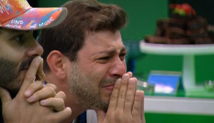 Imagem mostra Caio chora no almoço do Anjo do BBB21