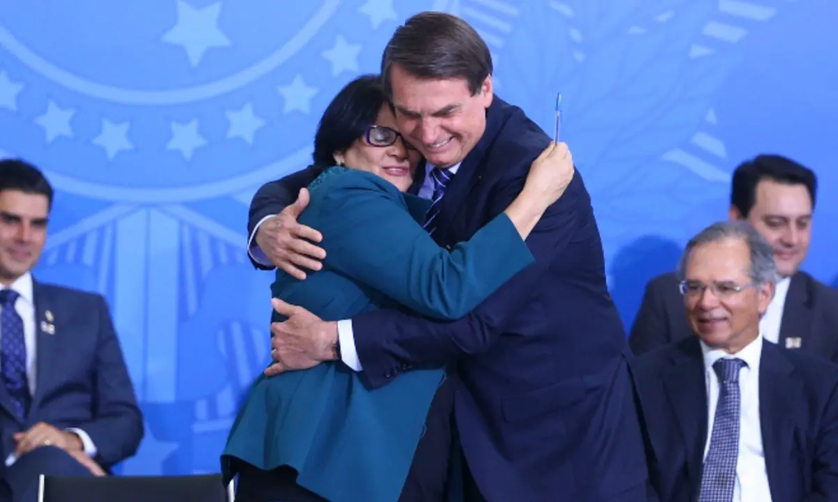 Imagem mostra Damares Alves e Jair Bolsonaro damares direitos humanos