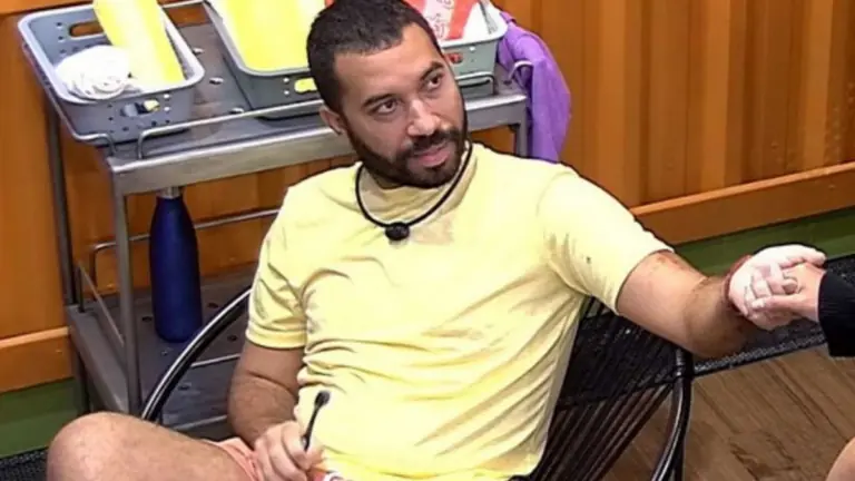 BBB21: Gilberto acorda para o jogo e aponta Karol como vilã