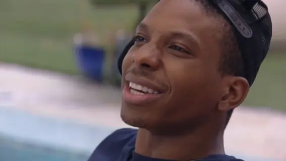 BBB 21: Lucas Penteado volta para São Paulo e é bem recebido por fãs