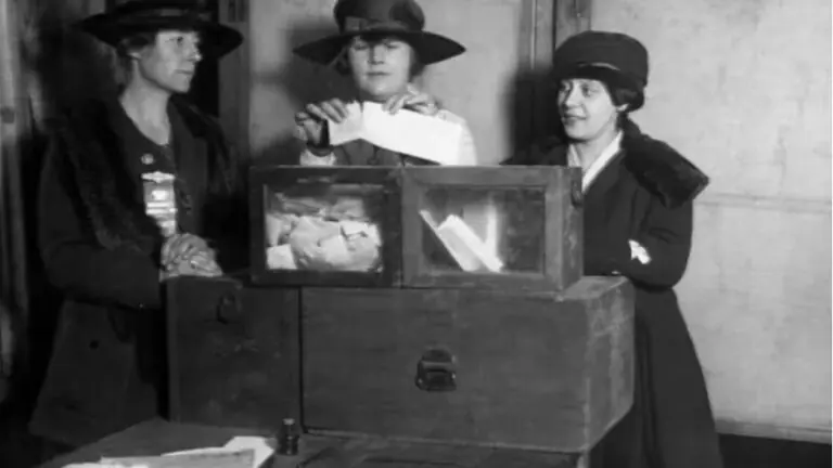 Conheça a história da conquista do voto feminino no Brasil