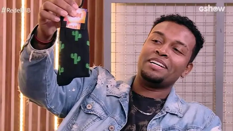 na imagem Nego Di ganha presente no bate papo BBB21