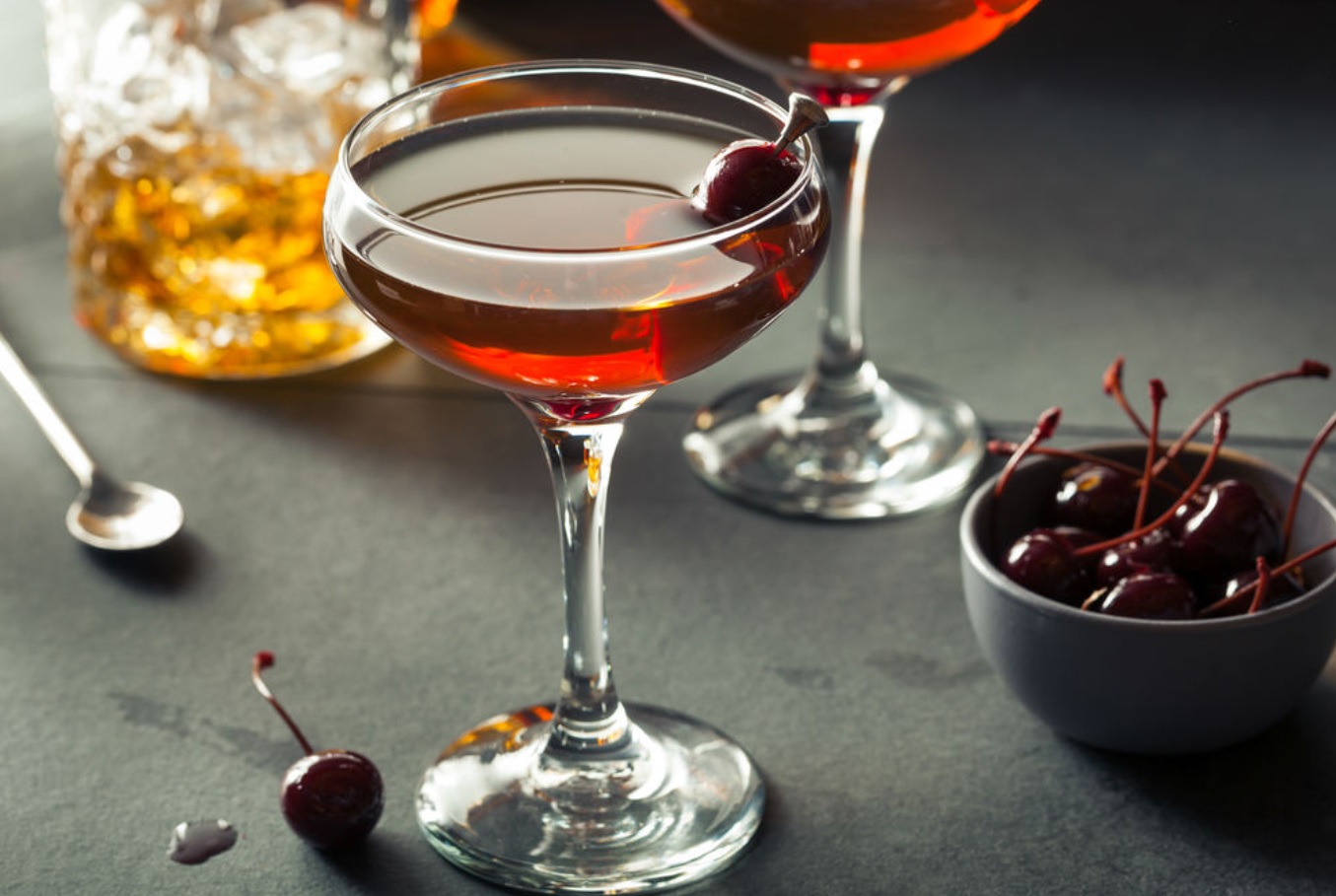Receita drink Manhattan: história e petiscos para combinar