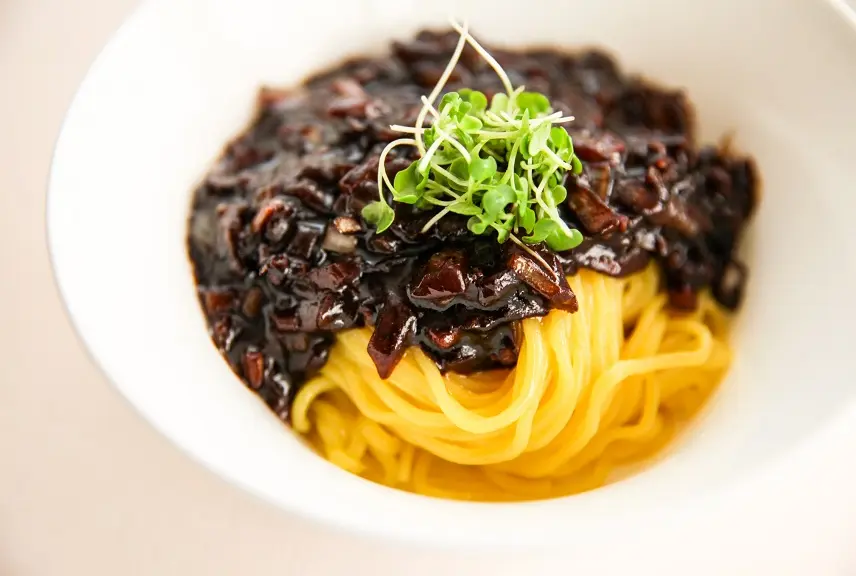 jajangmyeon ou macarrão de pasta de feijão preto