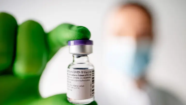 Saiba como funciona a vacina da Pfizer e BioNTech contra covid-19
