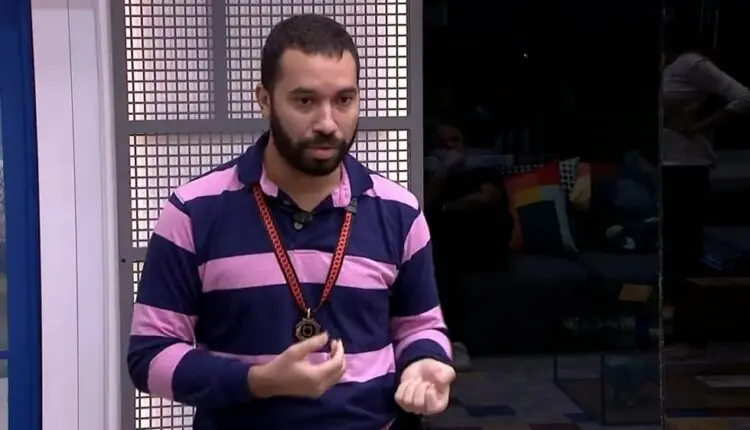 Gilberto na sala do BBB21