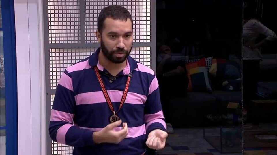 Gilberto na sala do BBB21
