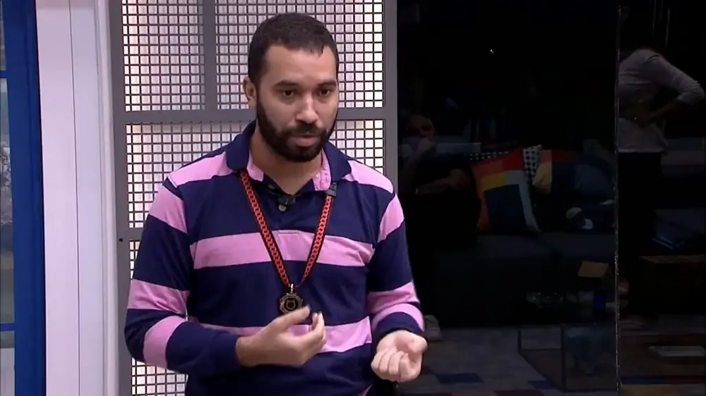 Gilberto na sala do BBB21