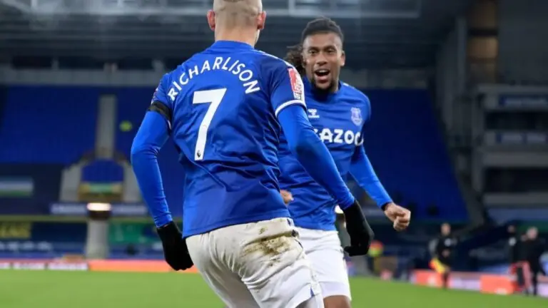 Everton x Aston Villa: onde assistir ao vivo, horário e escalações (01/05)