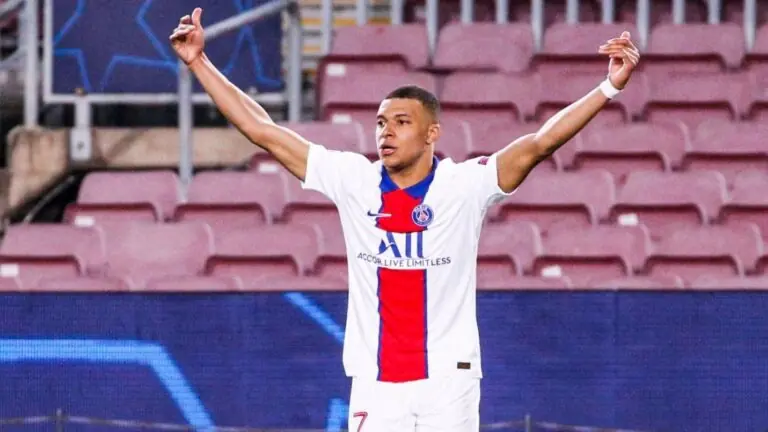 Mbappé marca 3 e PSG atropela Barcelona na Champions