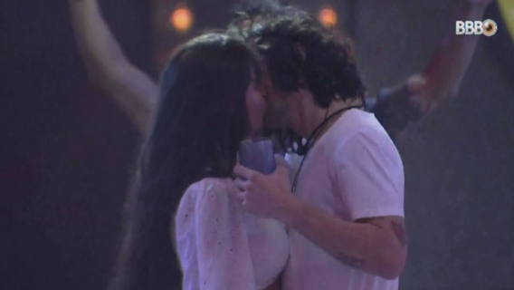 BBB21: beijo de Fiuk e Thaís e investidas de Karol; veja fotos da festa