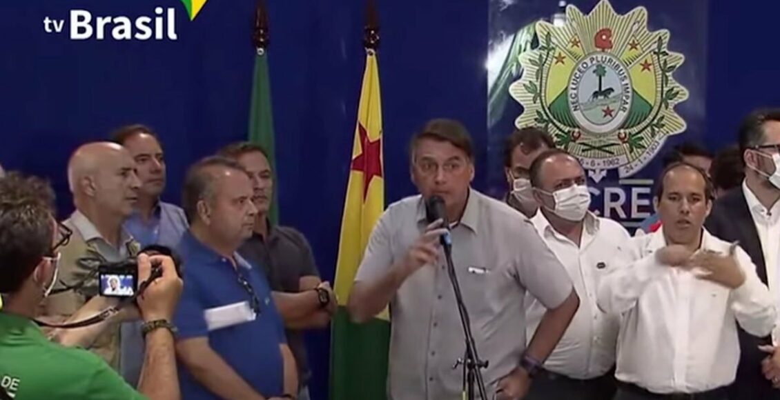 Imagem mostra Jair Bolsonaro e equipe durante coletiva no Acre