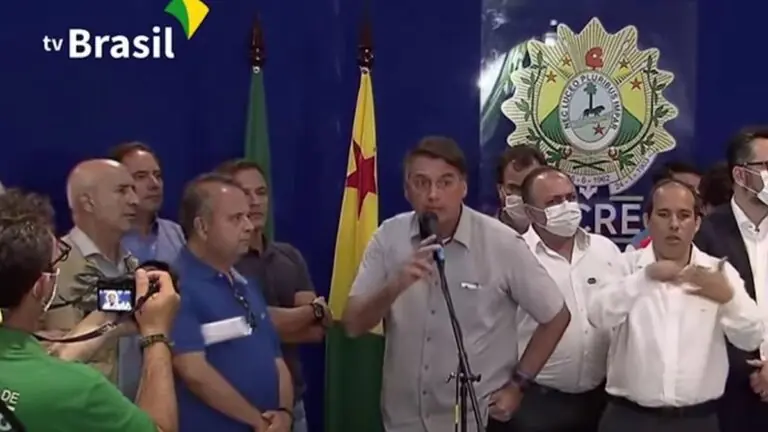 VÍDEO: Bolsonaro encerra entrevista após pergunta sobre filho