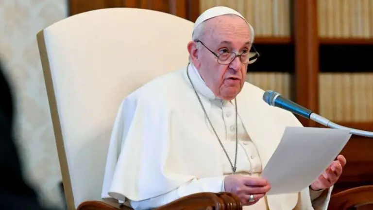 Papa dá à Cúria Romana livro para meditação durante a quaresma