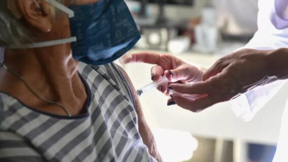 Confira os pontos de vacinação contra COVID-19 em SP