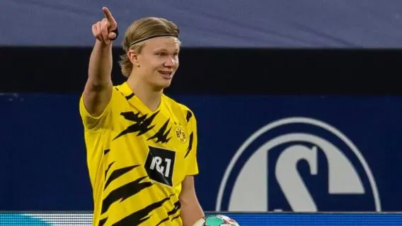 Com dois de Haaland, Borussia Dortmund goleia Schalke 04 em clássico