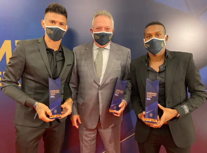 Abel Braga ao lado dos jogadores Cuesta e Edenílson; ambos representaram o Inter na premiação