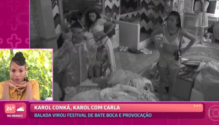 Karol assistindo vídeo da briga