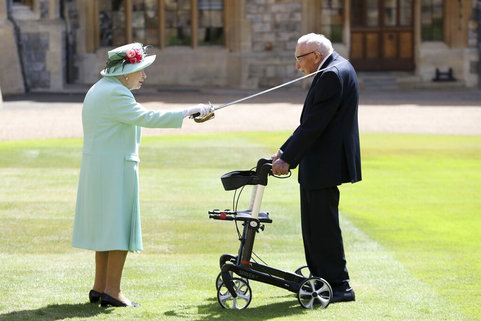 Imagem mostra encontro do capitão Tom Moore com a Rainha Elizabeth