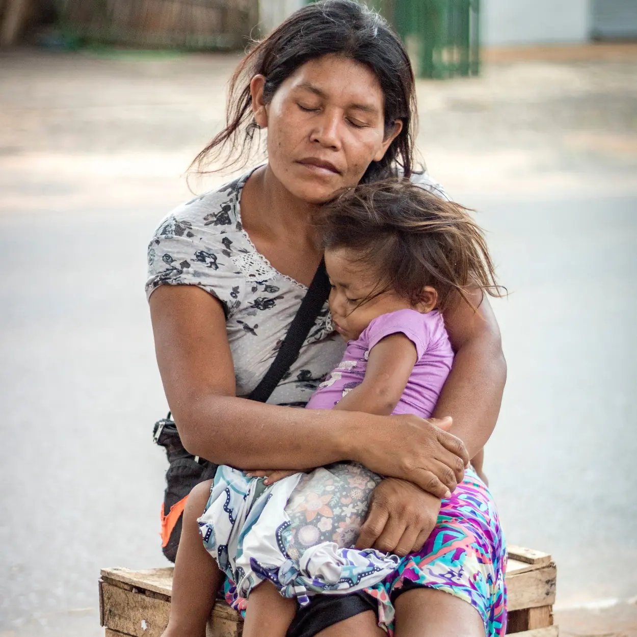 mulher com criança no colo aposentadoria para pessoas de baixa renda