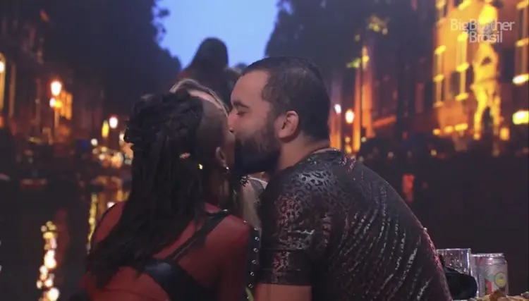 Beijo triplo de Gilberto, Karol e Sarah no BBB21