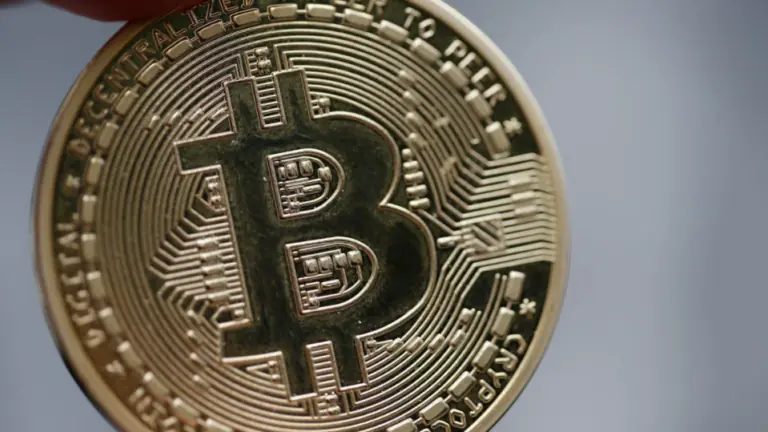 Bitcoin volta a passar os US$ 60 mil, mas perde força e recua