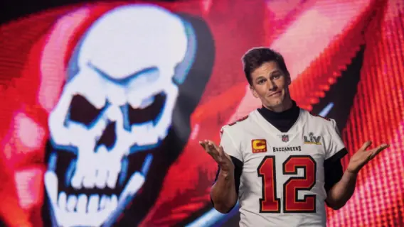 VÍDEO: Tom Brady extrapola em comemoração e sai carregado