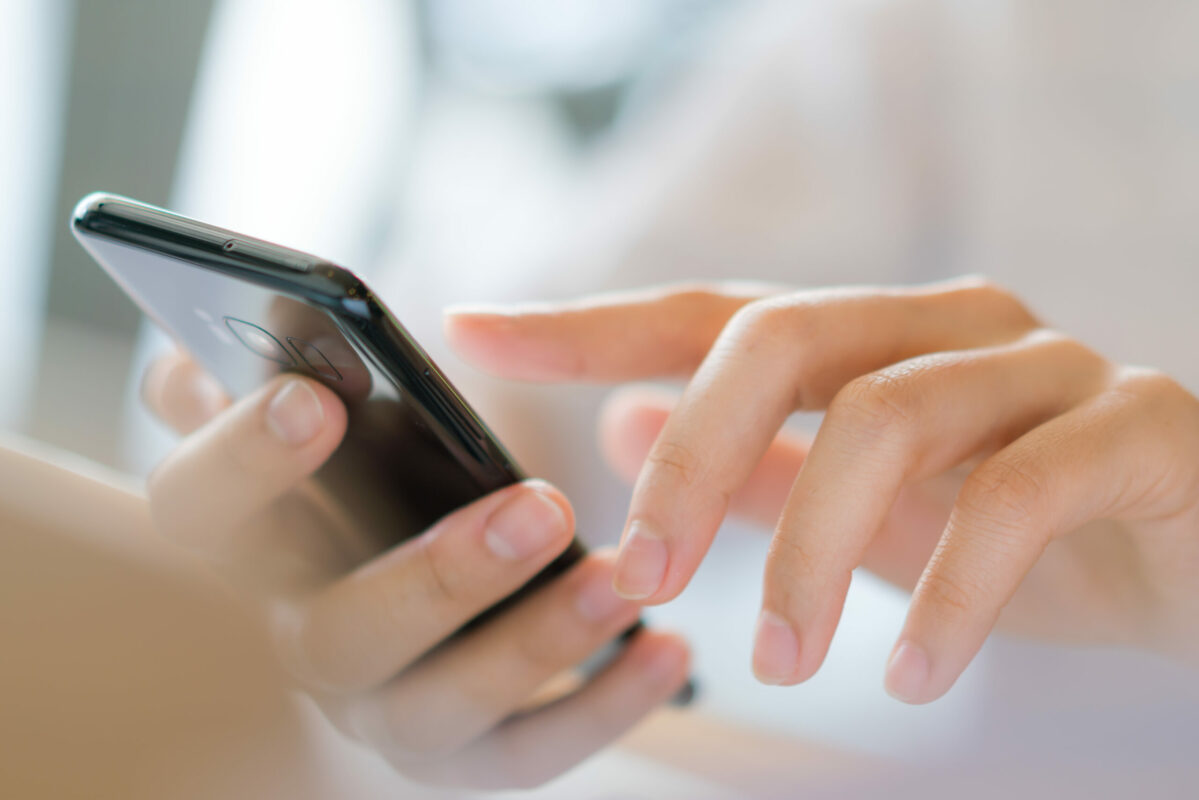 Pessoa usando celular. Dar entrada no seguro-desemprego pelo aplicativo