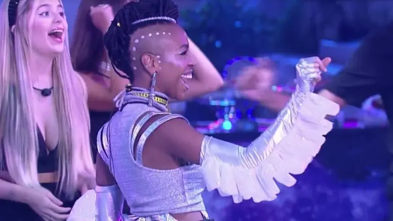 Festa BBB21: Arthur chama Carla para edredom e Cardi B fala de Pocah