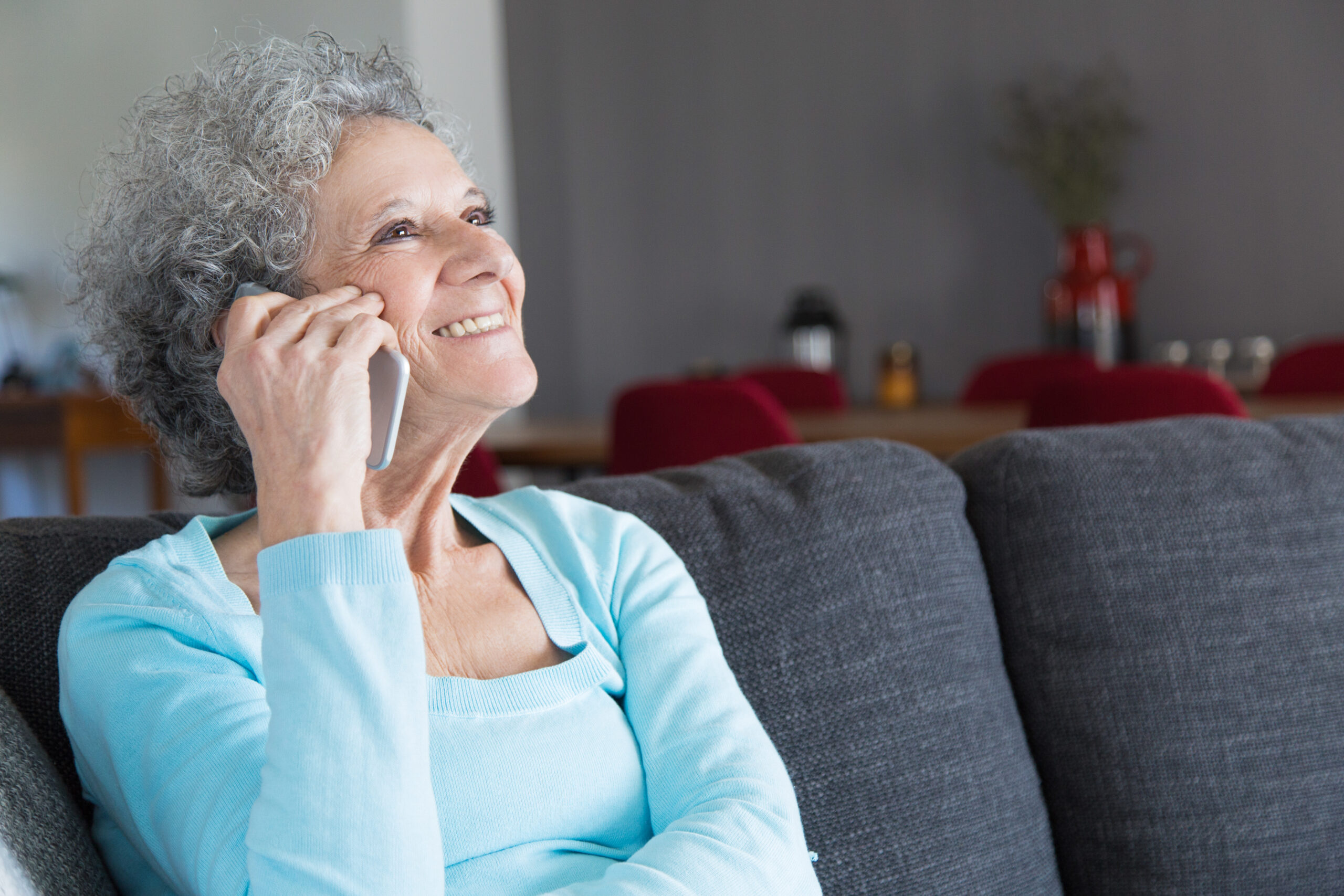 Mulher falando ao telefone