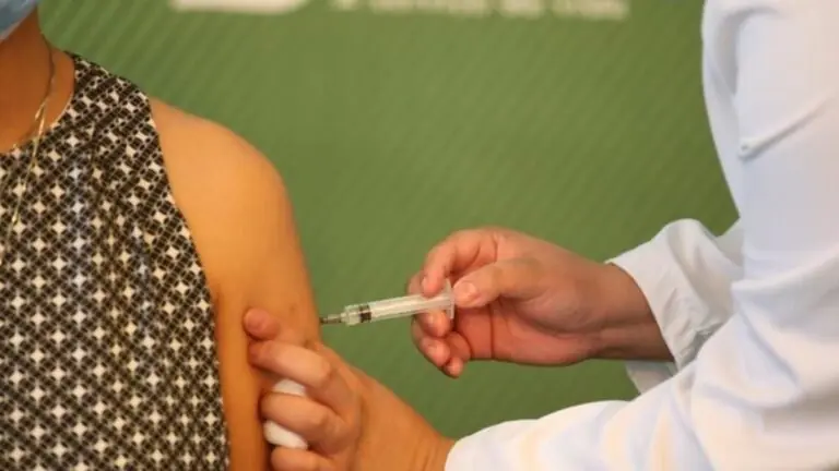 Idosos de 60 anos podem entrar na fila de espera para vacina em SP