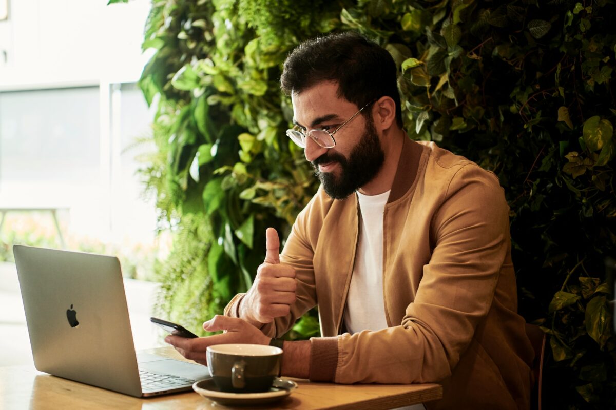 Homem trabalhando com notebook. INSS autônomo 2021